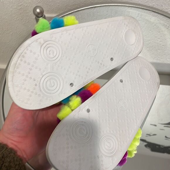 Just be…DIY neon/white Pom Pom slides size 7 NEW - Picture 6 of 6